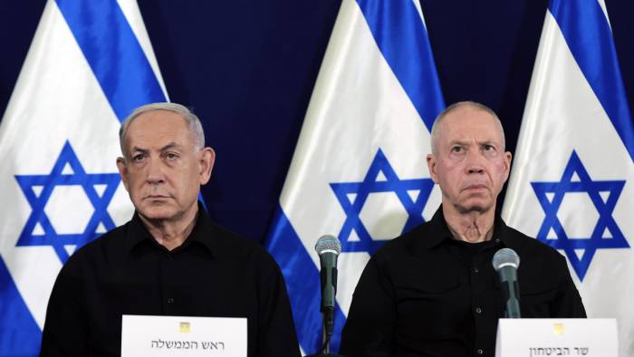 El primer ministro de Israel, Benjamin Netanyahu (izq.), y el ministro de Defensa, Yoav Gallant, en una conferencia de prensa en la base militar de Kirya, en Tel Aviv, Israel, el 28 de octubre de 2023.