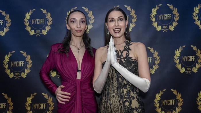 Rebecca Arrosse (i) y Sara Montoya integrantes de la película Golpe a Golpe, posan durante la gala de los premios New York City International Film Festival este viernes en Nueva York.