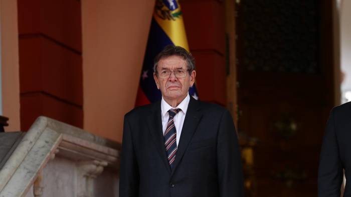 Fotografía de archivo del embajador de Chile en Venezuela, Jaime Gazmuri, durante la presentación de sus cartas credenciales en el Palacio de Miraflores en Caracas.