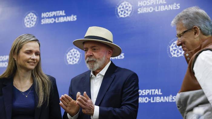 El presidente brasileño, Luiz Inácio Lula da Silva, saluda a su llegada a una rueda de prensa en el Hospital Sirio Libanés este domingo, en São Paulo.