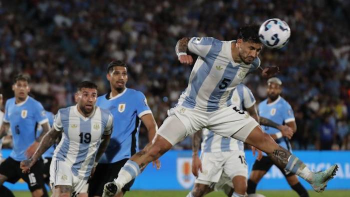 Leandro Paredes (d) de Argentina despeja un balón este viernes, en un partido de las eliminatorias sudamericanas para el Mundial de 2026.