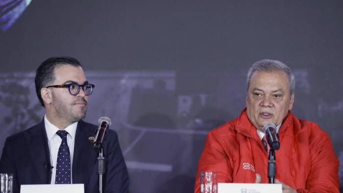 El presidente ejecutivo de la Cámara de Comercio de Bogotá, Ovidio Claros (d), habla junto al presidente de la WBO, Gustavo Olivieri (i), durante el lanzamiento de la Convención Mundial de la Organización Mundial de Boxeo (WBO) en Bogotá.