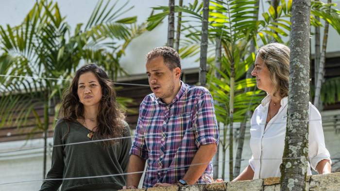 Fotografía de archivo en donde se ve a Claudia Macero (i), Pedro Uchurrurtu (c) y Magalli Meda, asilados en la residencia del embajador de Argentina en Caracas.