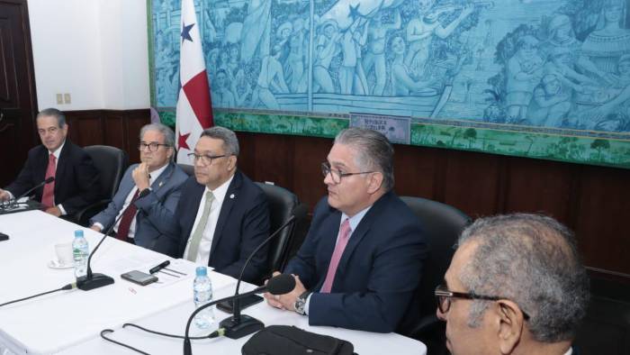 Mon, Boy Galindo y Orillac se reunieron en el Palacio de las Garzas con los presidentes de los clubes cívicos del país.