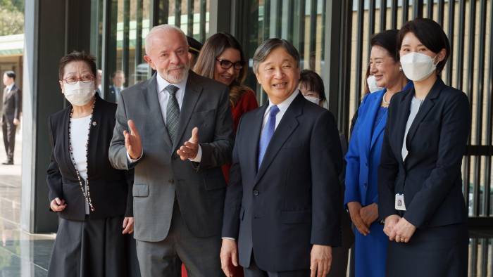 El presidente brasileño, Luiz Inácio Lula da Silva, y el emperador japonés, Naruhito, la primera dama brasileña, Rosangela da Silva (vestido rojo), y la emperatriz japonesa, Masako (vestido azul), durante una ceremonia de bienvenida en el Palacio Imperial de Tokio, Japón, el 25 de marzo de 2025.