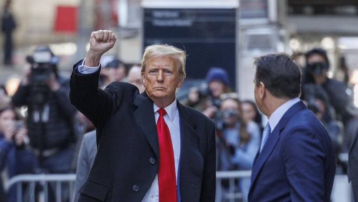 El presidente electo estadounidense, Donald Trump, levanta su puño después de una conferencia de prensa sobre su caso en un tribunal penal en Nueva York, el 25 de marzo de 2024.