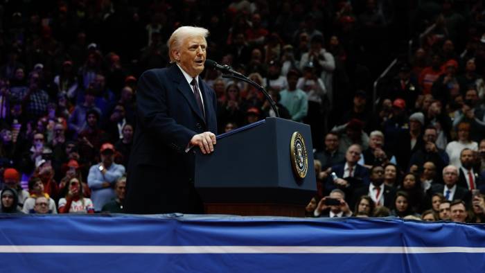 El presidente de Estados Unidos, Donald Trump, habla durante un desfile inaugural en el Capitol One Arena en Washington, DC, EE.UU., el 20 de enero de 2025.