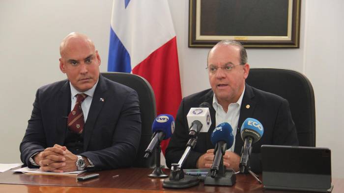 El presidente de The Marketing Group, Domingo E. Barrios W. (i), y el presidente de la CCIAP, Juan Alberto Arias Strunz (d), durante la presentación del Índice de Confianza del Consumidor Panameño (ICCP).