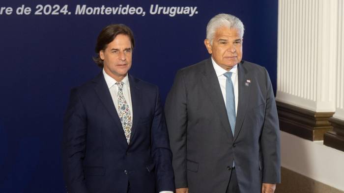 El presidente de Uruguay, Luis Lacalle Pou (i), recibe a su homólogo de Panamá, José Raúl Mulino, en la sede del Mercosur este viernes, en Montevideo.