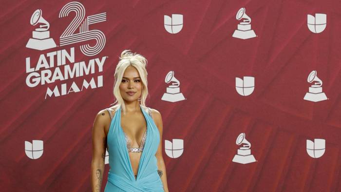 Karol G posa en la alfombra roja de la 25 entrega anual de los Premios Latin Grammy.