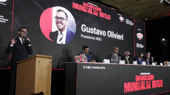 El presidente de la WBO Gustavo Olivieri (i), habla durante el lanzamiento de la Convención Mundial de la Organización Mundial de Boxeo (WBO) en Bogotá.