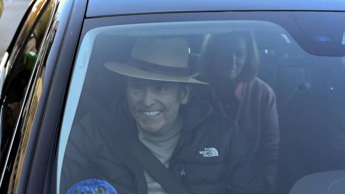 Raphael, en un automóvil, tras haber recibido este viernes el alta hospitalaria tras diez ingresado en el Hospital Doce de Octubre.