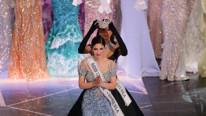 Miss Venezuela 2023, Ileana Márquez Pedroza (atrás), corona a Miss Anzoátegui, Stephany Abasali, como la nueva Miss Universe Venezuela 2024 este jueves, en el centro comercial Líder, en la ciudad de Caracas (Venezuela).