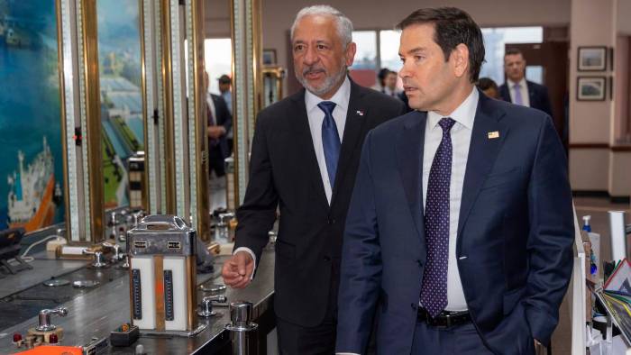 Rubio, que insiste en repetir las mentiras de Trump sobre el Canal, visitó las esclusas de Miraflores y se reunión con el administrador de la ACP.