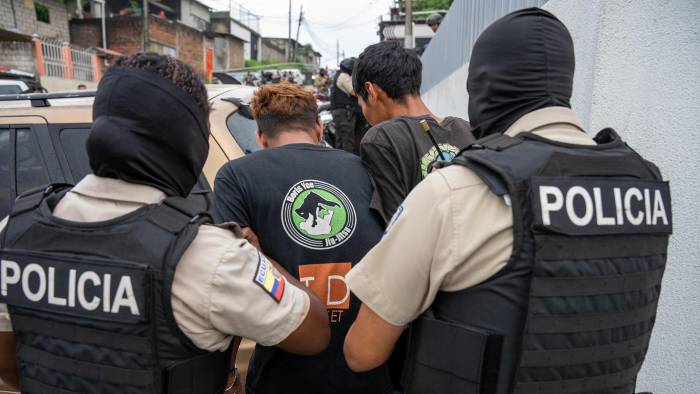 Integrantes de la Policía de Ecuador detienen a dos personas en un operativo este miércoles, en Guayaquil (Ecuador).