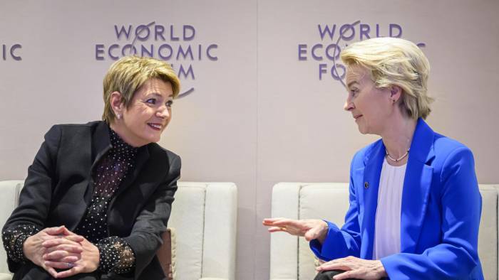 Imagen de este martes de la presidenta de la Comisión Europea, Ursula von der Leyen (Der.), con la presidenta de Suiza, Karin Keller-Sutter, en Davos.