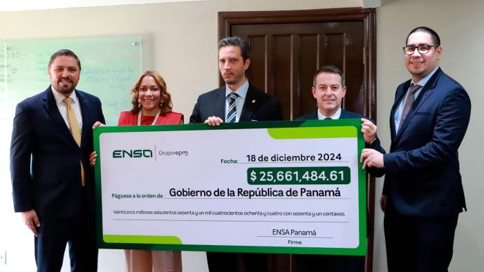 Representantes de ENSA y MEF en la entrega del aporte.