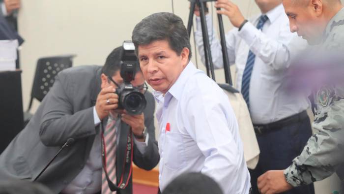 El expresidente de Perú entre 2021-2022, Pedro Castillo (c), fue registrado el pasado 4 de marzo a su llegada a un juicio en su contra por un presunto autogolpe de Estado en diciembre de 2022, en Lima (Perú). EFE/Paolo Aguilar