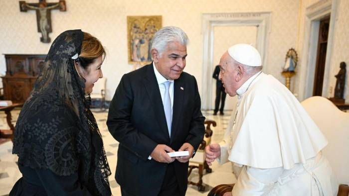 La primera dama, Maricel Cohen de Mulino, el presidente y el papa Francisco durante su encuentro que duró más de 30 minutos