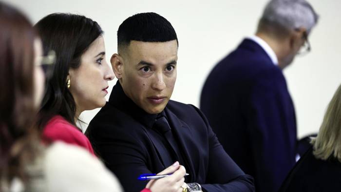 El reguetonero puertorriqueño Daddy Yankee, reacciona durante una audiencia este viernes, en San Juan (Puerto Rico)