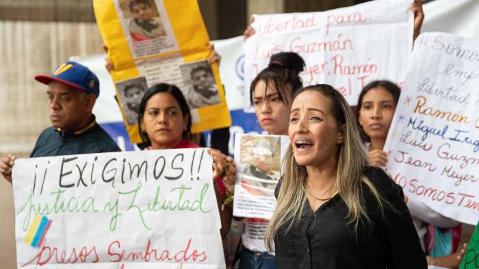 Fotografía de archivo del 2 de julio de 2024 que muestra a Francy Fernández, esposa del activista y periodista Carlos Julio Rojas, en una protesta para exigir su libertad.