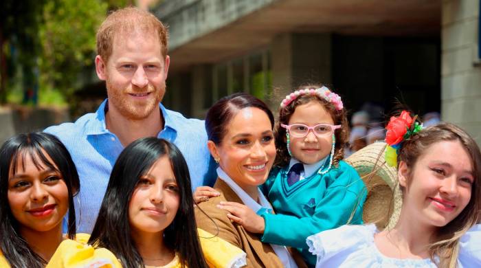 Los duques de Sussex, el príncipe Harry (c-i) y Meghan (c-d), posando junto a niños en el Colegio La Giralda, en Bogotá, Colombia.