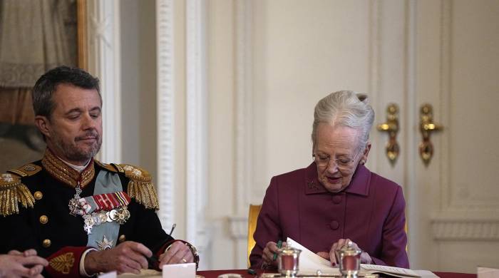 La reina Margarita firma su abdicación en favor de su hijo Federico, nuevo rey de Dinamarca.