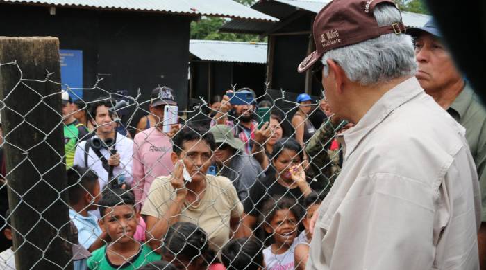 Fotografía de archivo del 28 de julio de 2024 del presidente de Panamá, José Raúl Mulino (d), saludando a migrantes en el albergue de Lajas Blancas, en Darién.