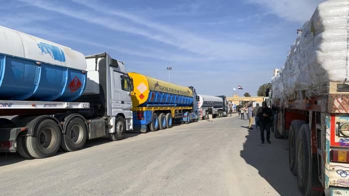 Imagen de cientos de camiones de la agencia de la ONU para los refugiados palestinos (UNRWA) listos para ingresar en la Franja de Gaza tras la entrada en vigor del alto el fuego. EFE/ Rosa Soto.