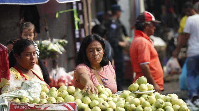 Una vendedora ambulante de frutas ofrece sus productos este miércoles en el centro de San Salvador (El Salvador).