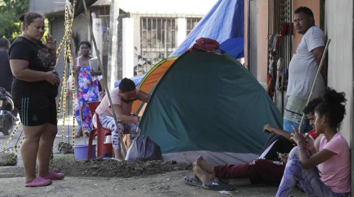 Migrantes permanecen en un campamento improvisado el 8 de julio de 2024 en Turbo (Colombia).
