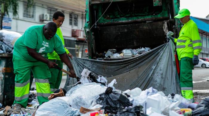 Personal de la AAUD recoge la basura de una avenida de la ciudad capital. La inadecuada disposición de los desechos es uno de los problemas.