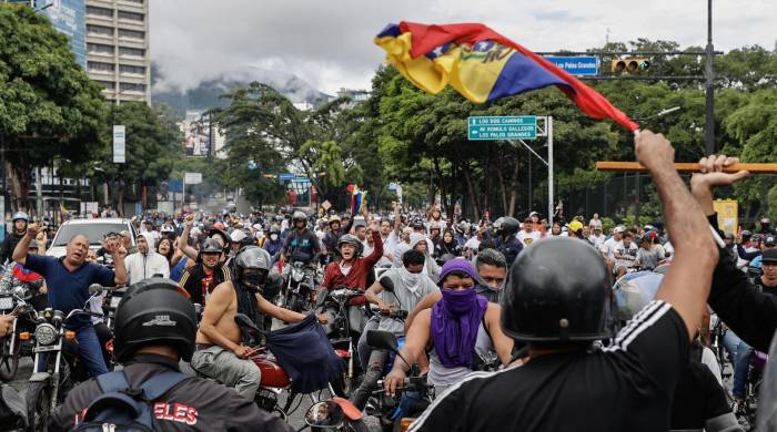 Opositores al gobierno de Nicolás Maduro recorren las calles en motocicletas este lunes, en Caracas.