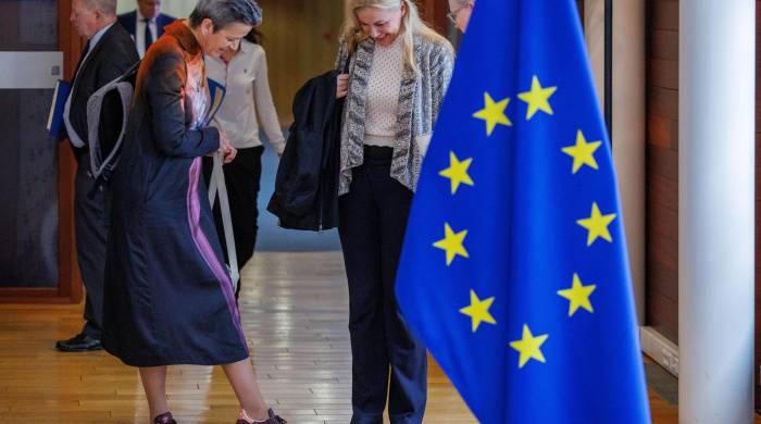 La vicepresidenta de la Comisión Europea y responsable de la política de Competencia, Margrethe Vestager (I), y la comisaria de Energía, Kadri Simson (D), este miércoles en Bruselas.