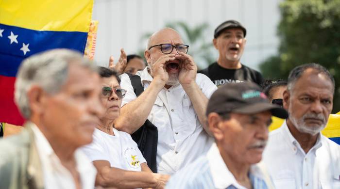 Fotografía de archivo de un hombre que grita durante una manifestación de pensionados y jubilados en Caracas (Venezuela).