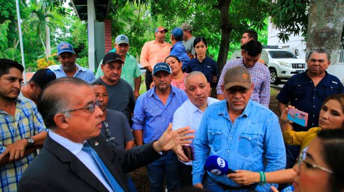 El ministro Augusto Valderrama habla con los arroceros en los predios del Mida.