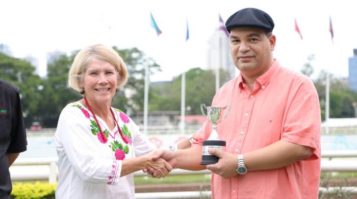 María Alejandra Blanco entregó el trofeo del triunfo a José Carrillo, propietario de la ganadora.