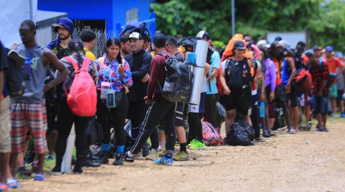 Largas filas tienen que hacer los migrantes una vez llegan a Lajas Blancas para pasar los controles que hacen las autoridades panameñas.