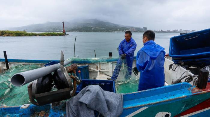 Pescadores se preparan para la llegada del tifón Gaemi.