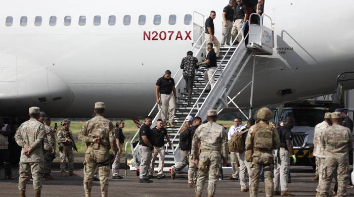 Un ciudadano indio sube a un avión durante la salida de un vuelo, parte de un plan de deportación de extranjeros ilegales, este viernes 6 de septiembre.