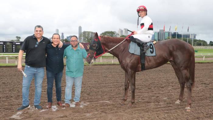 Luego del triunfo de ‘Gratia Plena’ fue recibido en la pista por Iván Belfond (i), Manuel Grimaldo (c) y Antonio Guillén (d). (Omar Batista)