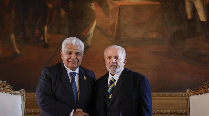 El presidente de Brasil Luiz Inácio Lula da Silva (d) y el presidente de Panamá José Raúl Mulino (i) se saludan durante una reunión este lunes 8 de julio de 2024, en Asunción.