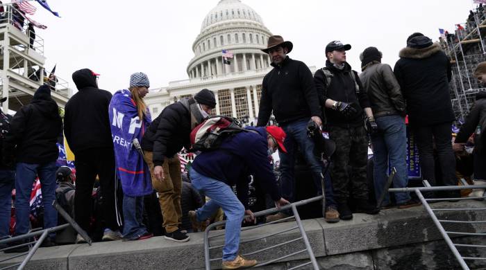 Fotografía de archivo fechada el 6 de enero de 2021 que muestra a simpatizantes del expresidente Donald Trump mientras se toman el Capitolio en Washington, D.C (EE.UU). EFE/ Will Oliver