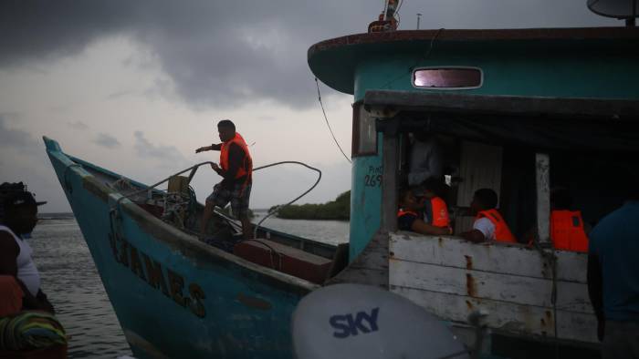 Al menos 180 migrantes permanecen a la espera en un pueblo costero del Caribe de Panamá para que en las próximas horas se les dé la orden de tomar un barco hacia la frontera con Colombia.