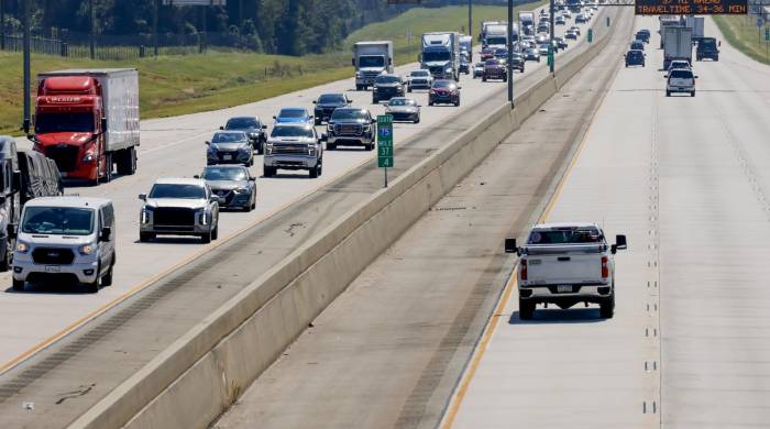 Antes de la llegada prevista a tierra del huracán Milton, el tráfico vehicular fluye hacia el norte desde Florida por la carretera interestatal 75, en Adel, Georgia.