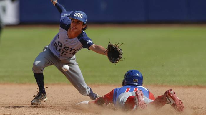 Ignacio Mora (i), de Costa Rica, fue registrado el pasado 7 de agosto al intentar sacar en segunda base a Dicky González (d), de Puerto Rico, durante un partido del Premundial U18 de béisbol, en Ciudad de Panamá (Panamá).