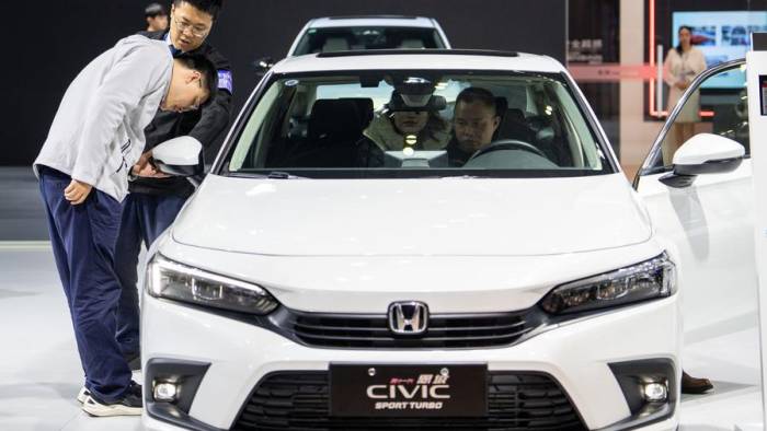 China vendió al exterior unas 80.000 unidades de autos el mes pasado, un 6,3 % menos interanual