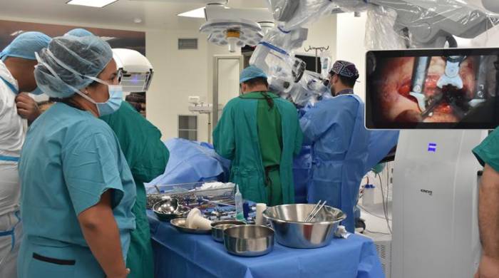 Ciudad de la Salud realiza primera cirugía en la región con moderno equipo “Arco en O”