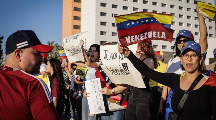 Venezolanos participan de una manifestación tras las elecciones presidenciales del domingo en las que el Consejo Nacional Electoral (CNE) dio como ganador a Nicolás Maduro, el 2 de agosto de 2024, en la ciudad de Tijuana, estado de Baja California.