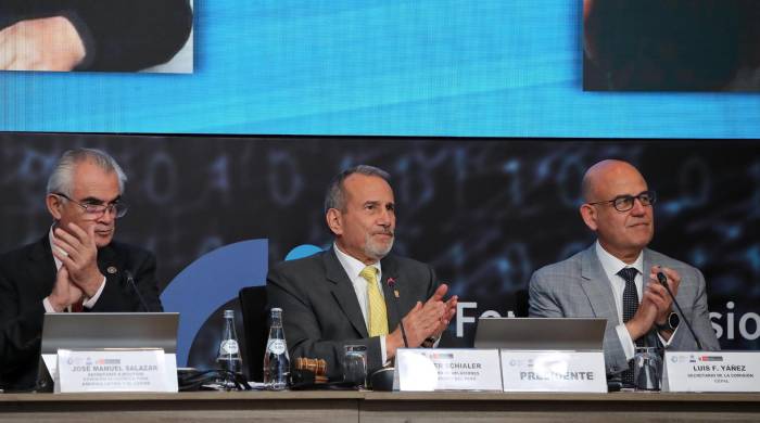 El secretario de la Comisión Cepal, Luis Yáñez (d) durante la sesión de la Cepal este viernes, en Lima.